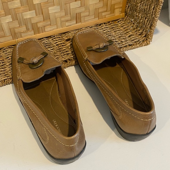 LIZ CLAIBORNE AFRICA SLIP ON LEATHER LOAFERS - Picture 5 of 6